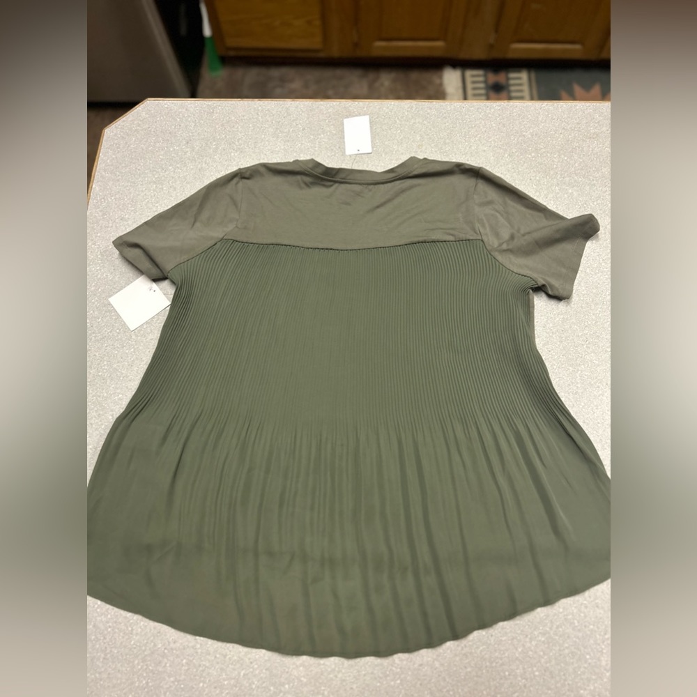 Ellen Tracy size large women’s NWT olive green shirt
